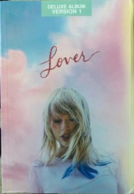 Taylor Swift - Lover (Deluxe Journal Version 1) i gruppen CD / Pop hos Bengans Skivbutik AB (3750187)