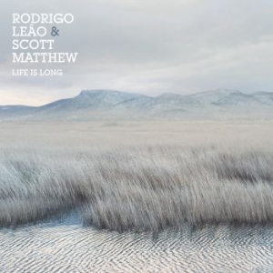Matthew Scott & Rodrigo Leao - Life Is Long i gruppen CD / Rock hos Bengans Skivbutik AB (2074063)