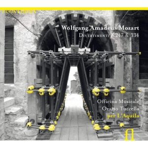Wolfgang Amadeus Mozart - Mozart / Divertimenti K247 & 334 i gruppen Externt_Lager / Naxoslager hos Bengans Skivbutik AB (3758068)
