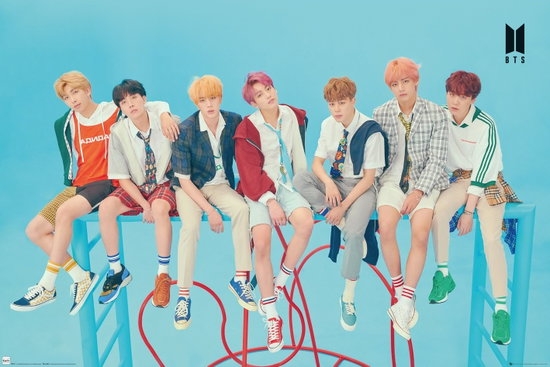 BTS - Group Blue Poster 91,5x61 i gruppen MERCHANDISE / Poster / Pop-Rock hos Bengans Skivbutik AB (3790838)