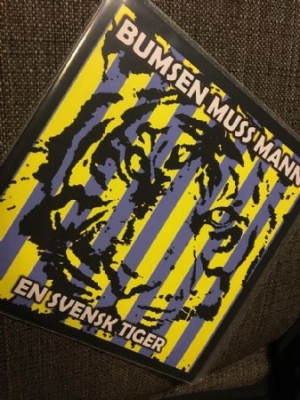 Bumsen Muss Mann - En Svensk Tiger   7'' i gruppen VINYL / Rock hos Bengans Skivbutik AB (3795841)