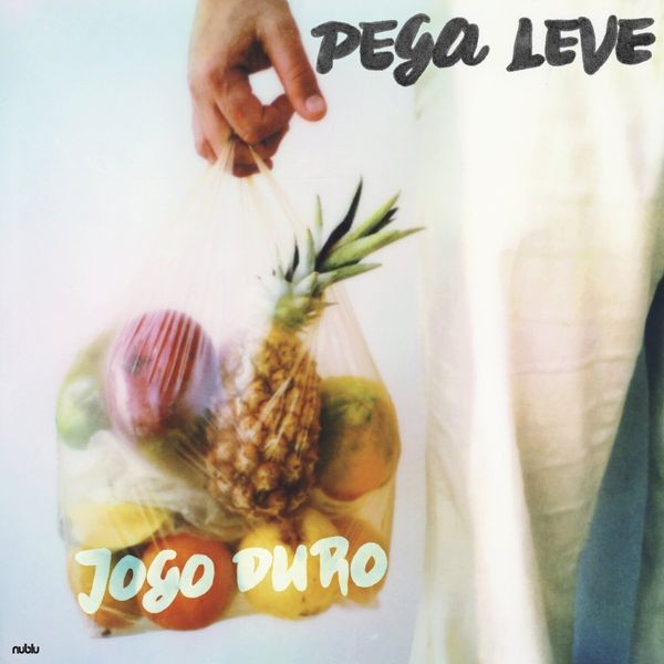 Jogo Duro - Pega Leve / De Boas (Gold Vinyl) i gruppen VINYL hos Bengans Skivbutik AB (4302495)