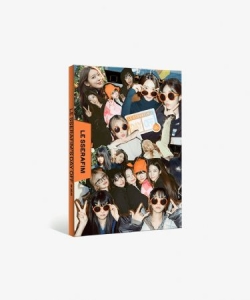 LE SSERAFIM - (LE SSERAFIM's DAY OFF IN JEJU PHOTOBOOK) +photo +photoStand i gruppen ÖVRIGT / Merchandise hos Bengans Skivbutik AB (4342341)