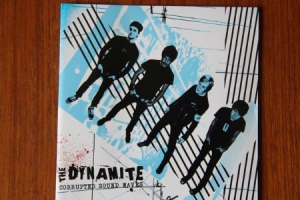 The Dynamite - Corrupted Sound Waves i gruppen CD / Pop-Rock,Punk hos Bengans Skivbutik AB (518445)
