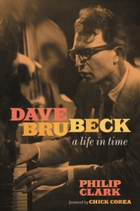 Philip Clark - Dave Brubeck - A Life In Time Book i gruppen ÖVRIGT / Övriga böcker hos Bengans Skivbutik AB (5512291)