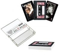 Bowie David - Playing Cards (Cassette Playing Car i gruppen VI TIPSAR / Fredagsreleaser / Fredag Den 29:e Mars 2024 hos Bengans Skivbutik AB (5520891)
