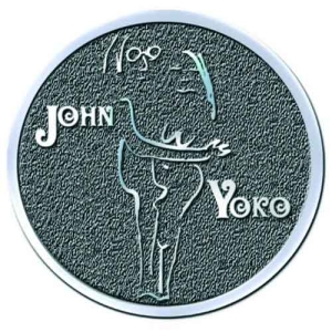 John Lennon - John & Yoko Embrace Hichrome Pin Badge i gruppen MERCHANDISE hos Bengans Skivbutik AB (5537328)