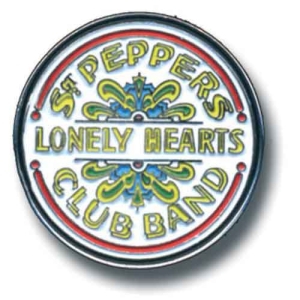 The Beatles - Sgt Pepper Drum Pin Badge i gruppen MERCHANDISE / Merch / Pop-Rock hos Bengans Skivbutik AB (5537428)