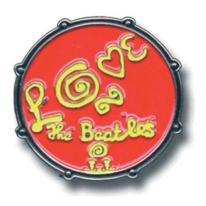 The Beatles - Drum Love Logo Pin Badge i gruppen MERCHANDISE / Merch / Pop-Rock hos Bengans Skivbutik AB (5537429)