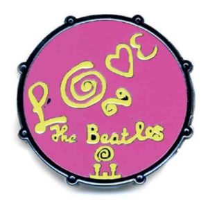 The Beatles - Drum Love Logo Pink Pin Badge i gruppen MERCHANDISE / Pin-Button Badge / Pop-Rock hos Bengans Skivbutik AB (5537431)