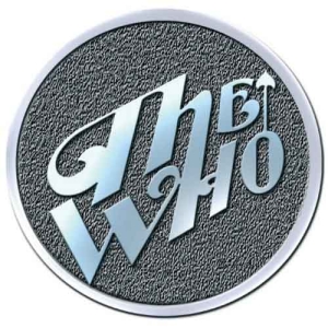 The Who - Arrow Logo Hichrome Pin Badge i gruppen MERCHANDISE / Merch / Pop-Rock hos Bengans Skivbutik AB (5537441)