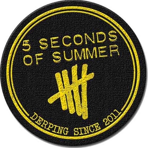 5 Seconds Of Summer - Derping Stamp Patch i gruppen MERCHANDISE / Tygmärke / Pop-Rock hos Bengans Skivbutik AB (5537643)