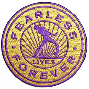 Queen - Fearless Woven Patch i gruppen MERCHANDISE / Tygmärke / Pop-Rock hos Bengans Skivbutik AB (5538321)