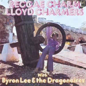Lloyd Charmers & Byron Lee & The Dragonaires - Reggae Charm i gruppen VI TIPSAR / Fredagsreleaser / Fredag den 9:e augusti hos Bengans Skivbutik AB (5557242)