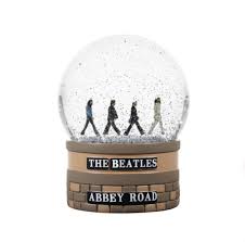The Beatles - The Beatles (Abbey Road) Boxed Snow Globe (65Mm) i gruppen MERCHANDISE / Merch / Pop-Rock hos Bengans Skivbutik AB (5570783)