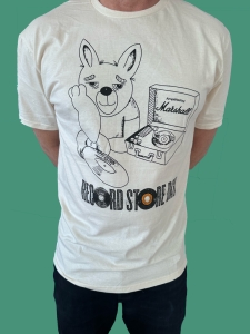 Record Store Day - T-Shirt RSD 26 i gruppen VI TIPSAR / Record Store Day / RSD 2025 hos Bengans Skivbutik AB (5590768)