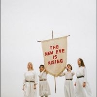 The New Eves - The New Eve Is Rising i gruppen VI TIPSAR / Fredagsreleaser / 2025-08-01 hos Bengans Skivbutik AB (5628430)
