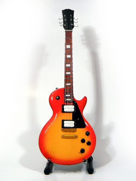 Zappa Frank - Minigitarr Gibson (Höjd Ca 25Cm) i gruppen MERCHANDISE / Accessoarer / Pop-Rock hos Bengans Skivbutik AB (5635756)