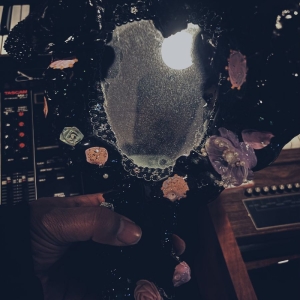 Maneka - Bathes And Listens (Red Galaxy Viny i gruppen VINYL / Kommande / Pop-Rock hos Bengans Skivbutik AB (5640713)