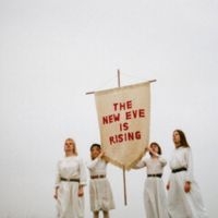 The New Eves - The New Eve Is Rising i gruppen VI TIPSAR / Fredagsreleaser / 2025-10-10 hos Bengans Skivbutik AB (5644857)
