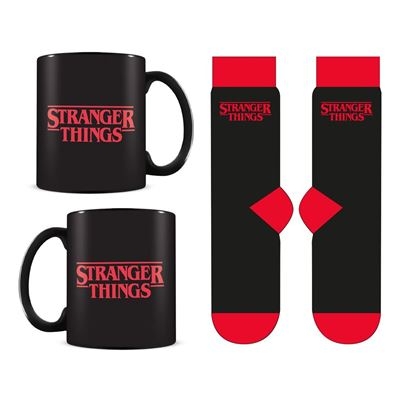 Stranger Things - Logo Mug & Sock Set i gruppen MERCHANDISE / Merch / TV-serie hos Bengans Skivbutik AB (5648452)