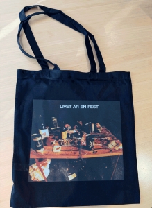 Nationalteatern - Livet Är En Fest (Totebag-Black) i gruppen MERCHANDISE / Merch / Nyheter / Pop-Rock hos Bengans Skivbutik AB (5650680)