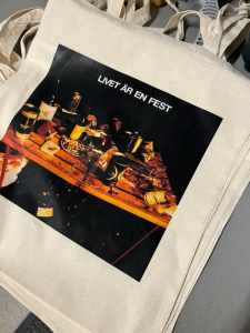 Nationalteatern - Livet Är En Fest (Totebag-Natur) i gruppen MERCHANDISE / Merch / Nyheter / Pop-Rock hos Bengans Skivbutik AB (5650721)