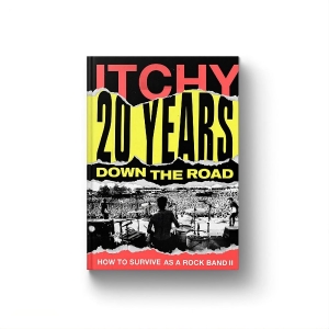 Itchy - 20 Years Down The Road i gruppen ÖVRIGT / Pocketböcker / Kommande hos Bengans Skivbutik AB (5654499)