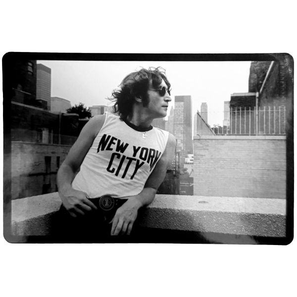 John Lennon - Leaning Sticker i gruppen MERCHANDISE / Merch / Kommande / Pop-Rock hos Bengans Skivbutik AB (5680961)