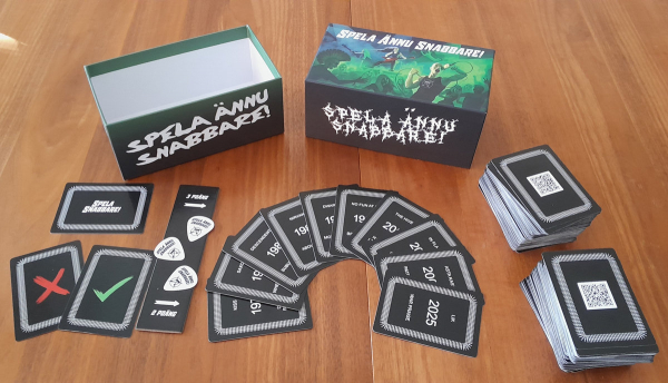 Spela Snabbare - Spela Ännu Snabbare! i gruppen MERCHANDISE / Merch / Kommande / Hårdrock hos Bengans Skivbutik AB (5689861)