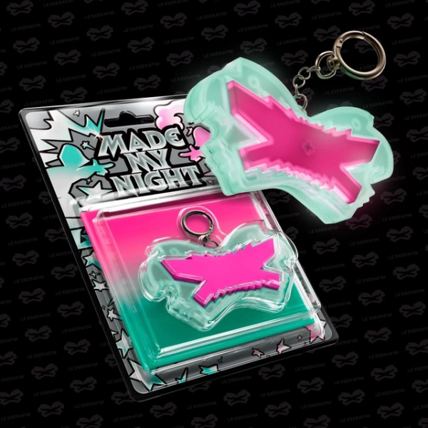 Le Sserafim - Made My Night (Glow Clicker Keychain) (Pink Ver.) i gruppen MERCHANDISE / Merch+Code / Kommande / K-Pop hos Bengans Skivbutik AB (5690655)