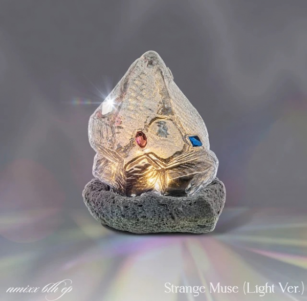 Nmixx - Strange Muse (Light Ver.) i gruppen MERCHANDISE / Merch+Code / Kommande / K-Pop hos Bengans Skivbutik AB (5691637)